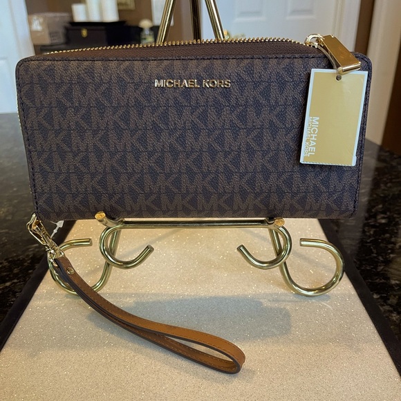 Michael Kors Handbags - 🔥Final reduction🔥MICHAEL KORS SIGNATURE WRISTLET, ZIP AROUND, DETACH HANDLE